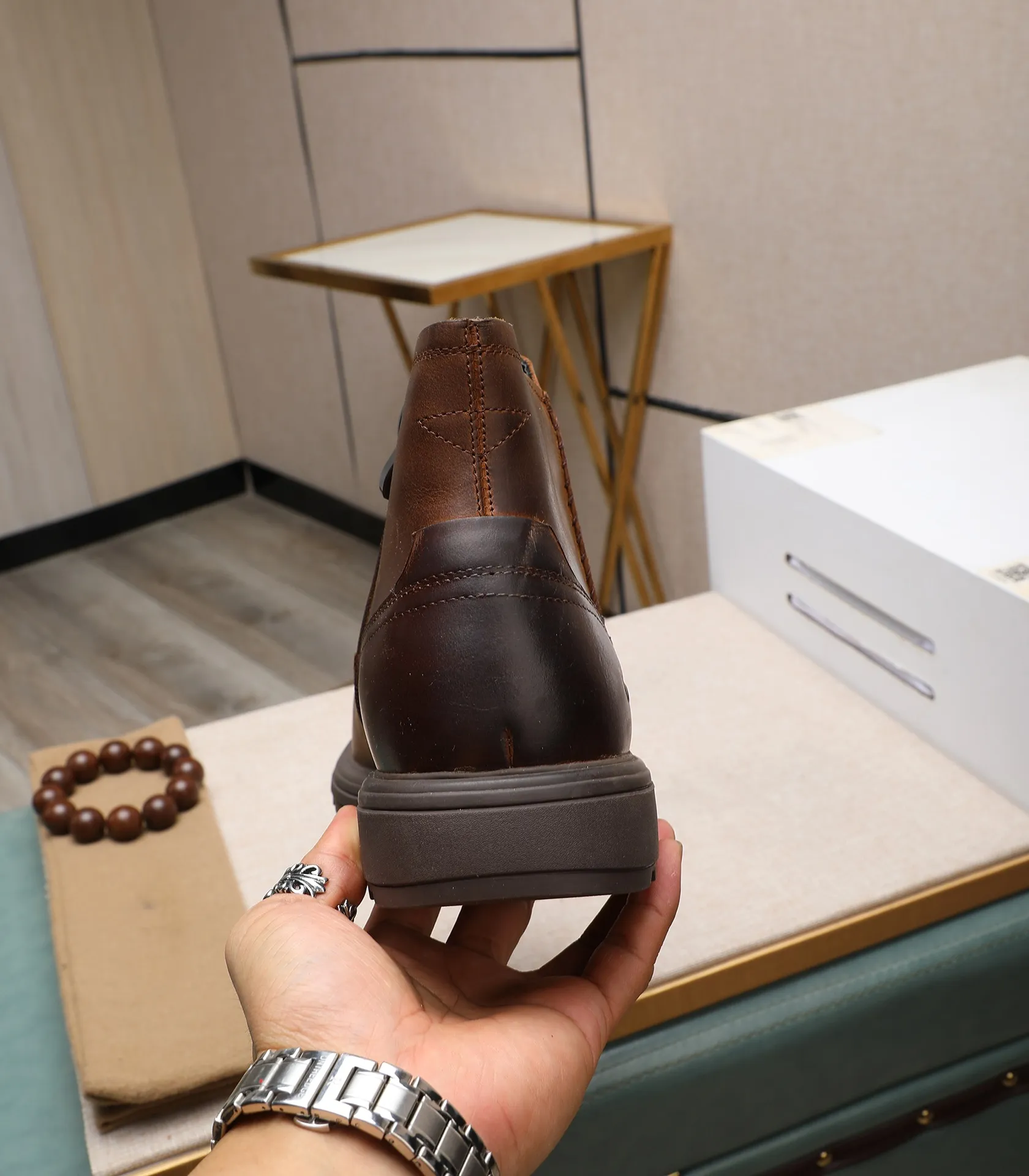 Men's men's shoes💰640 UGG (100% genuine wool lining, 10% off for fake ones) Please pay attention to the quality of the original order and compare the thickness of the wool🏮🏮Hot-selling UGG from Australia's warm luxury brand men's shoes, the official website is synchronized, Beckham men's style..., made of imported top-layer waxed cowhide, waxed toe cap, Australian real wool velvet lining Carefully sewn...Imported rubber Martin boots outsole (comfortable, soft and wear-resistant). I really like the quality..Exquisite workmanship. You can't put it down at first sight. Size 39-44